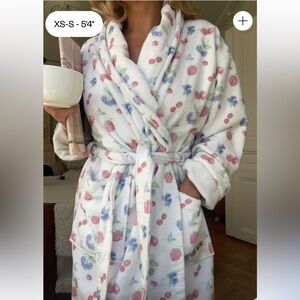 Djerf Avenue White Berries Women's Robe